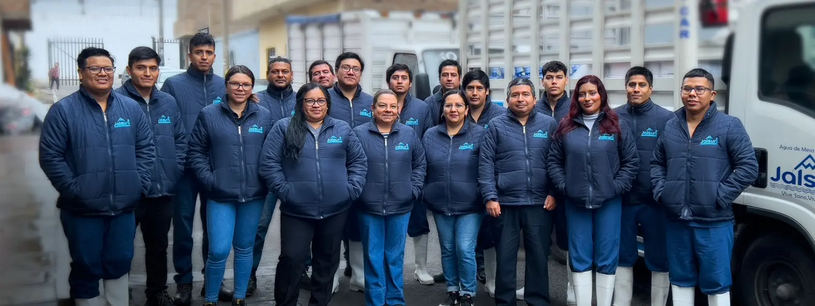 Equipo de Jalsuri frente a la planta