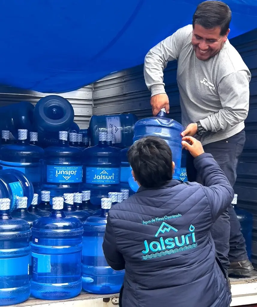 Repartidor de Jalsuri cargando bidones